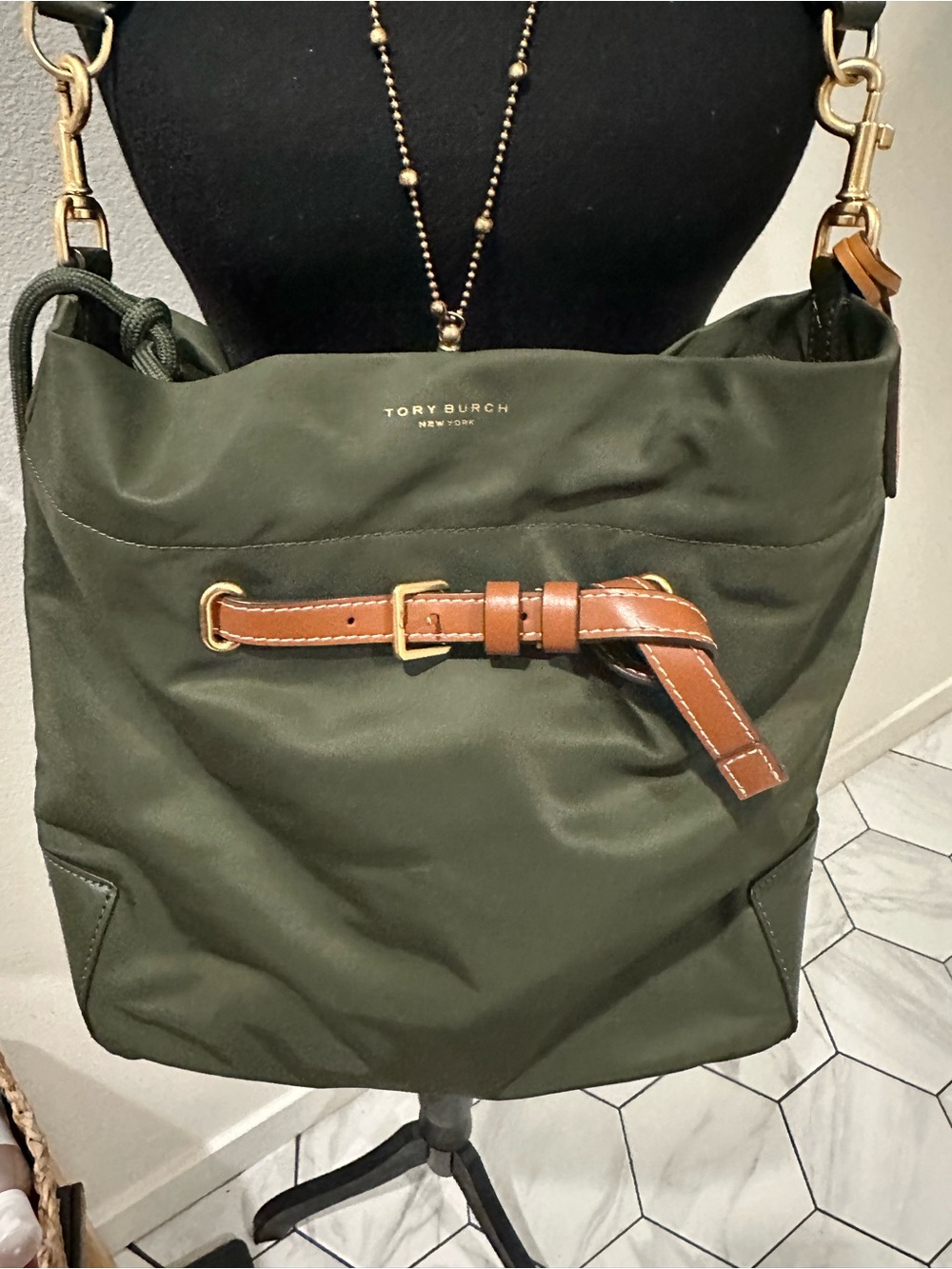Tory Burch Olive Green Shoulder Bag with Tan Accent - Picture 2 of 6